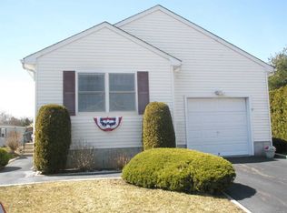 38 Willow Ct, Manorville, NY 11949