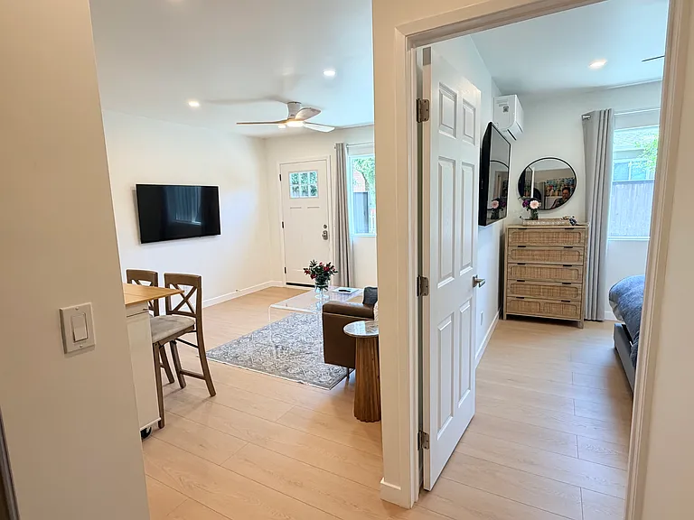 5061 Haskell Ave #GUESTHOUSE — Photo 8
