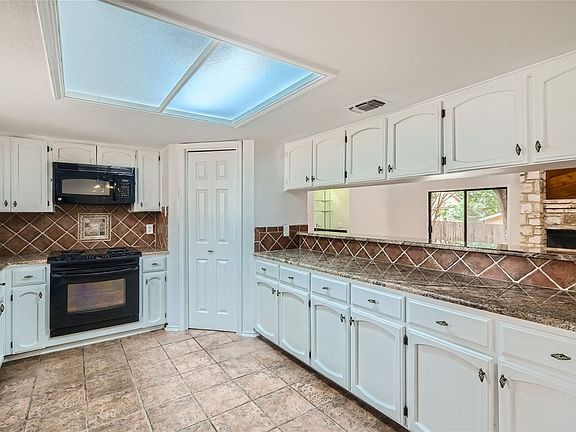 5th image of 15114 Mineral Springs St