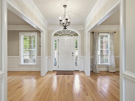 3rd image of 307 Parkwood Rd