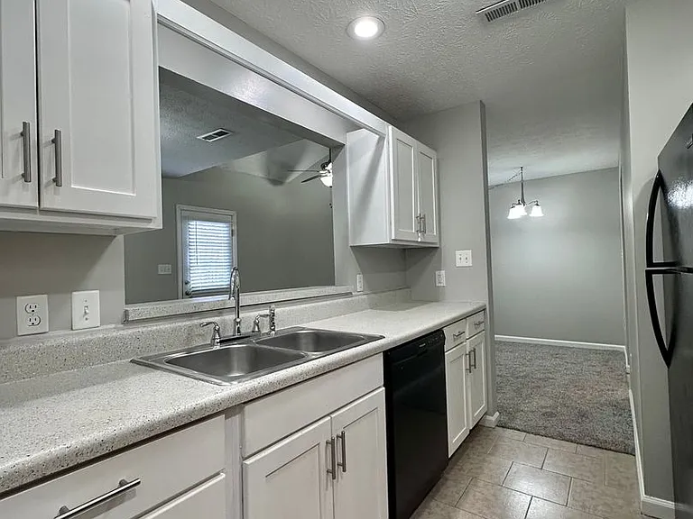 Breckenridge Apartment Homes — Photo 25