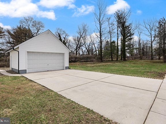 4th image of 325 Plymouth Pl