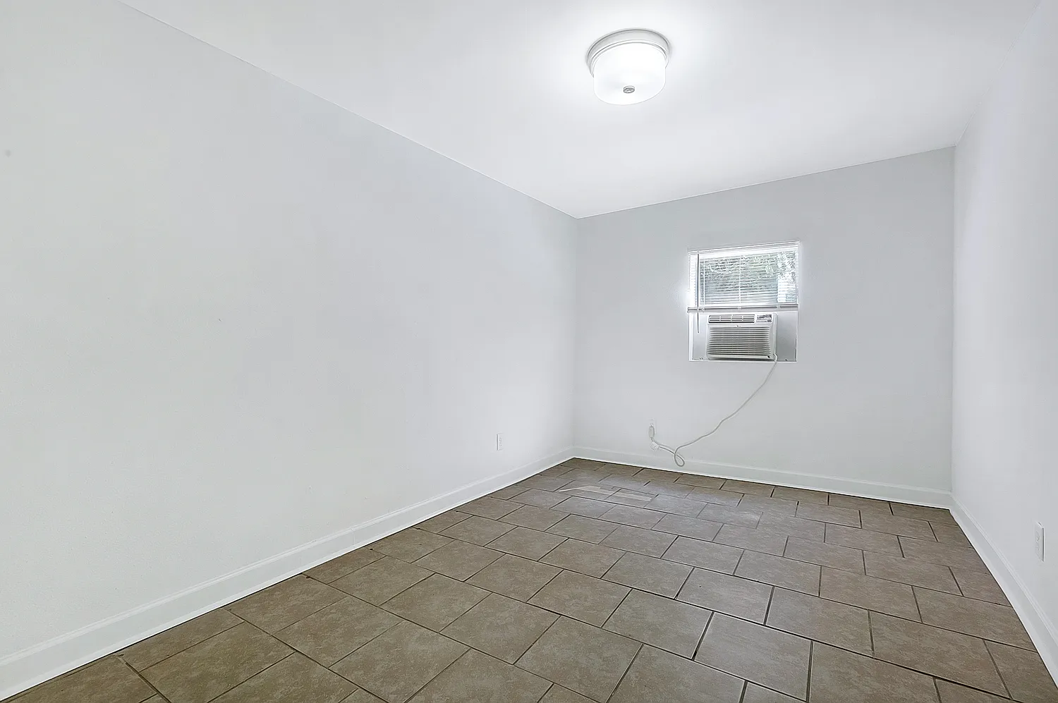 1225-27 Saint Roch Avenue- (Nick Lahaye — Photo 4