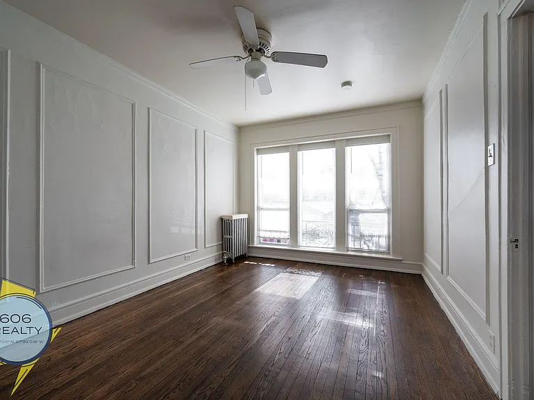 Albany Park Apartments - 4901 Christiana — Photo 8