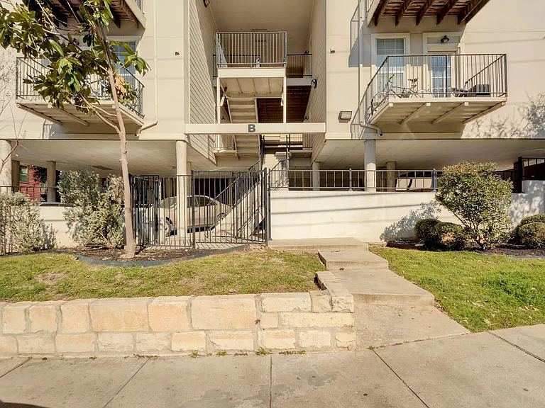 2500 Leon St — Photo 4