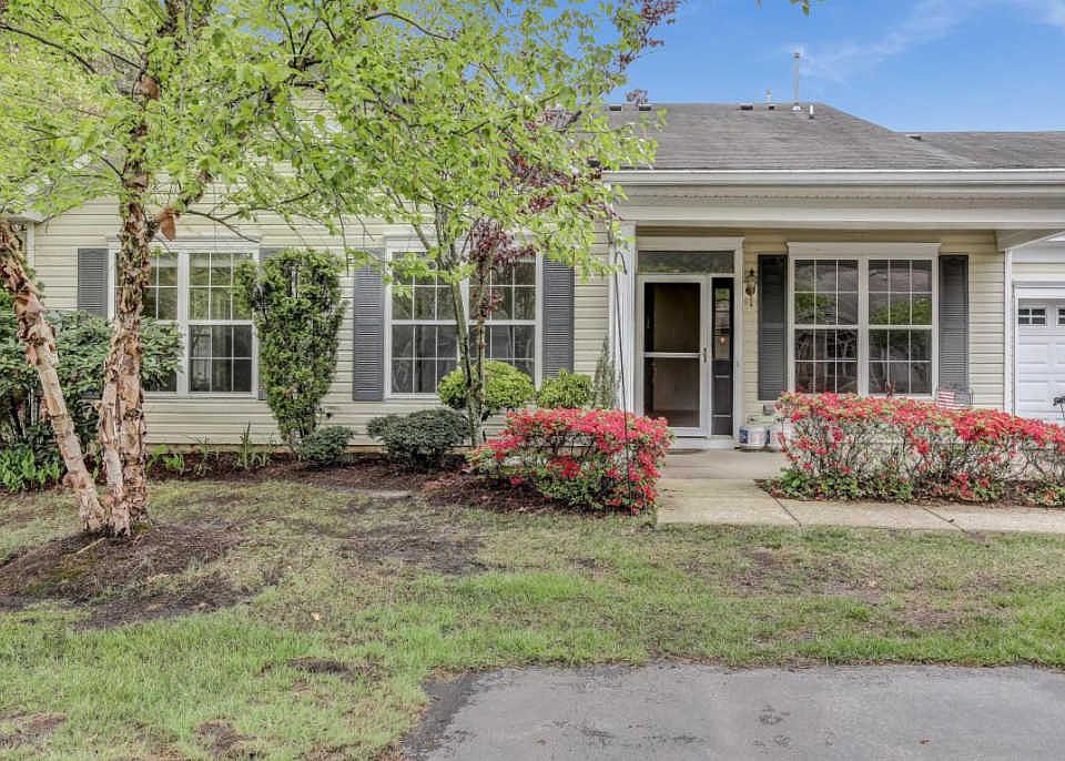 1st image of 12 Golden Willows Ave #1000
