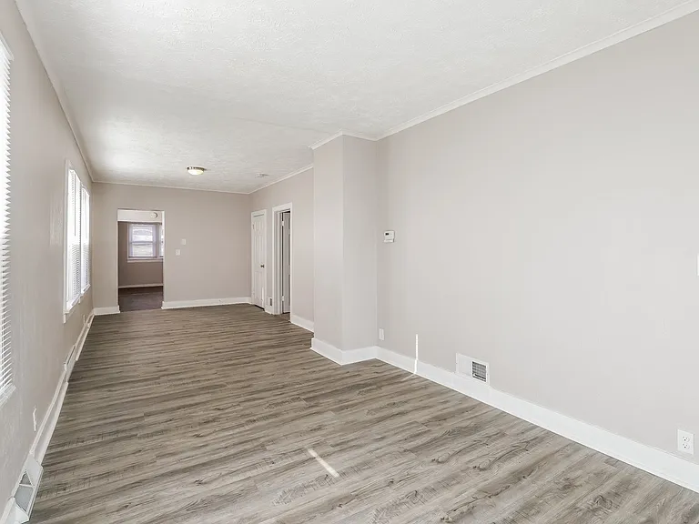 1352500_018_living_room_13381488.jpg