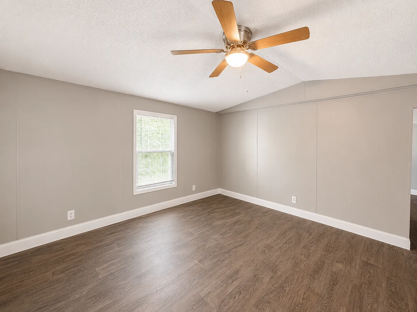4 bed, 2.0 bath, $1,300 — Photo 2