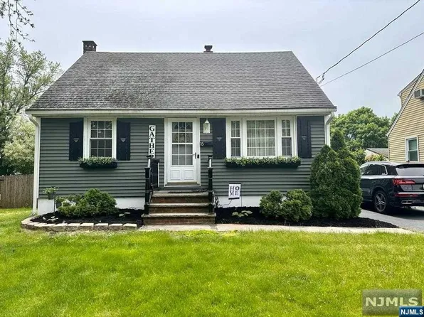 15 Tice St, Bloomingdale, NJ 07403
