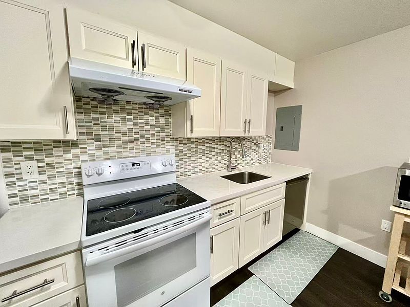Coquitlam House for rent - 2 Bedrooms — photo 4