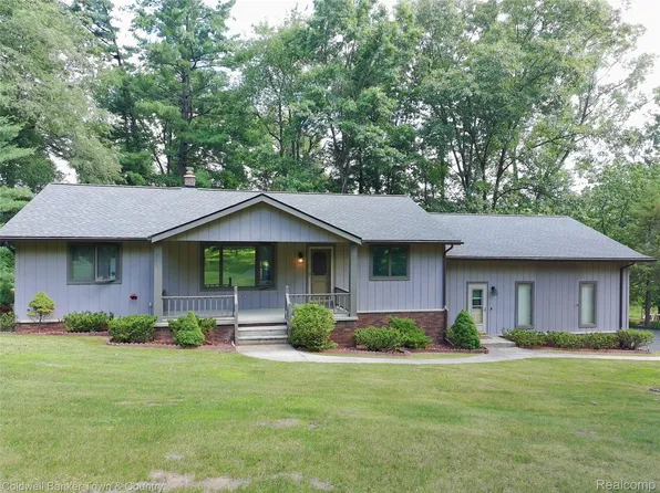5211 Strawberry Lake Rd, Whitmore Lake, MI 48189