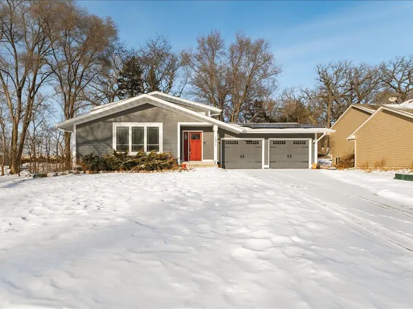 1075 Sherren St W, Roseville, MN 55113