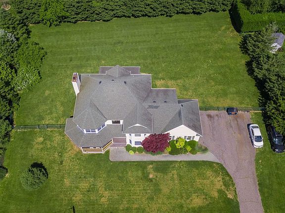 2nd image of 300 Little Peconic Bay Ln