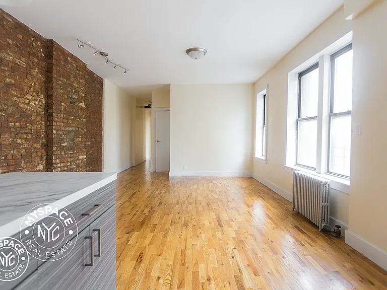 381 Berry St #4C — Photo 1