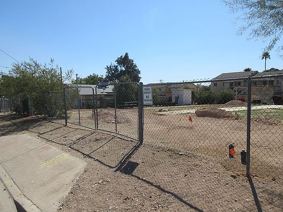 2nd image of 1933 E Larkspur Dr