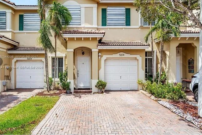 Doral Northeast Townhomes — Photo 2