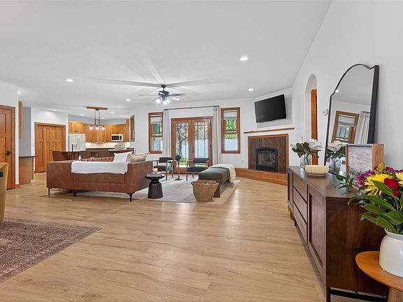 3rd image of 895 Cap Rd