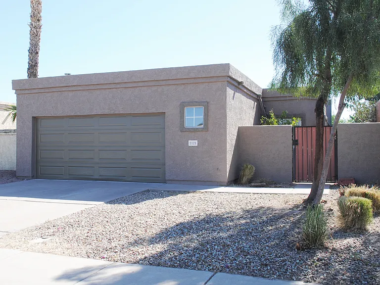2121 N Villas Ln — Photo 2