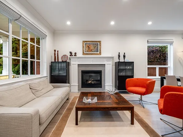 359 E 13th St, North Vancouver, BC V7L 2L8