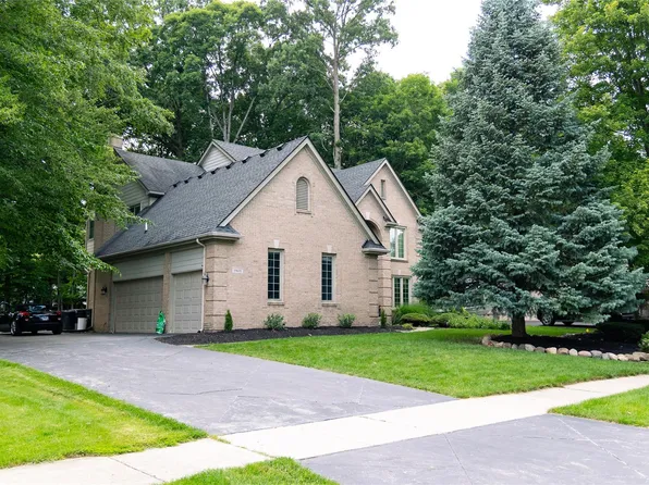 19691 Windridge Dr, Northville, MI 48167