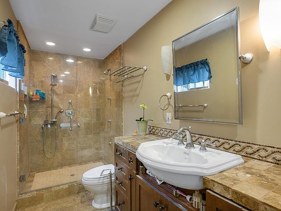 5th image of 2717 Loraine Pl