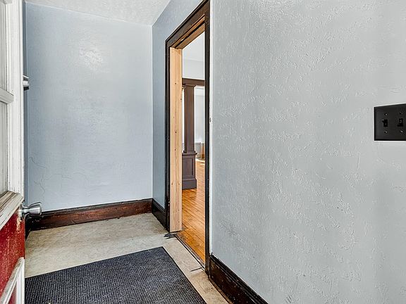 4th image of 936 S 3rd St