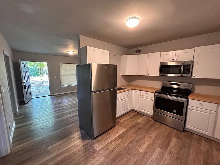1648 Loyola Dr N — Photo 12