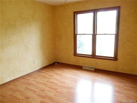 4th image of 59 Newberry Ln