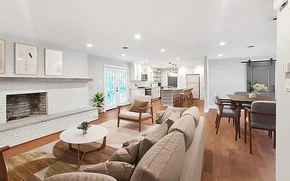 2nd image of 1349 Winona Ave
