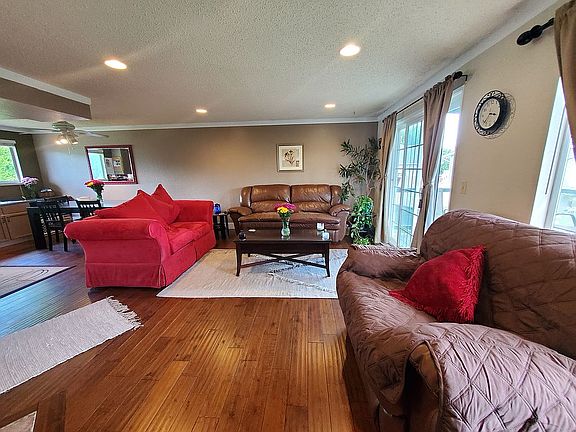 3rd image of 906 Manzanal St NE