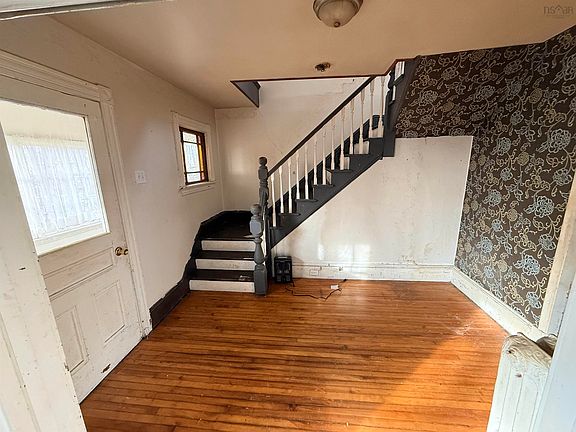 4th image of 25 Queen St