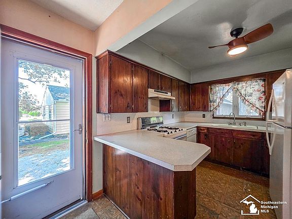 5th image of 1592 Stewart Rd