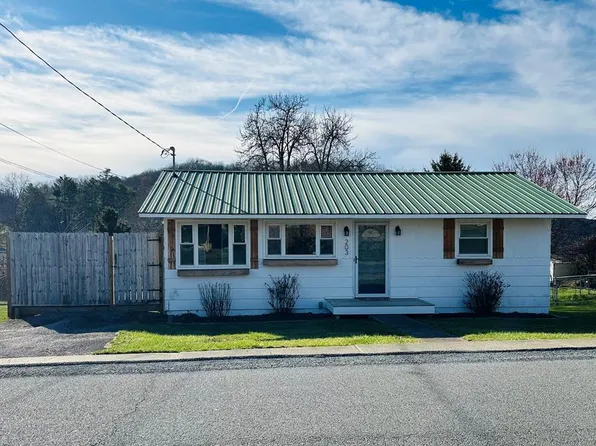 203 Chestnut St, Mabscott, WV 25871