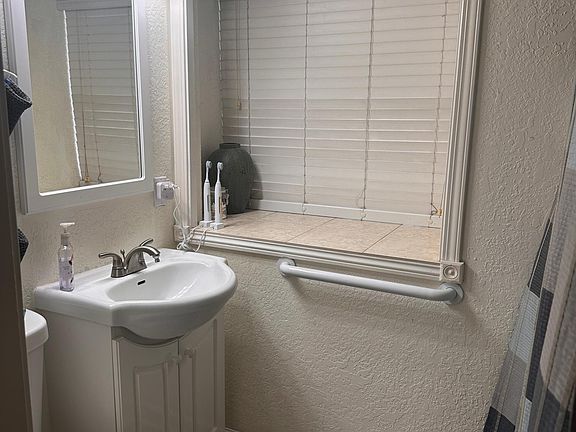 2nd image of 828 Pierino Ave