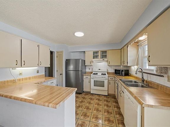 3rd image of 1200 NW Golfview Dr