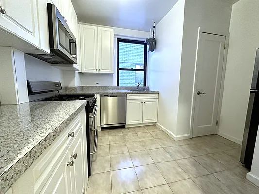 Rented by Manhattan Realty Group | media 4