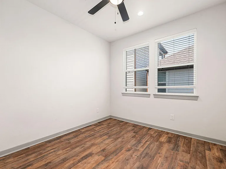 725 N Emile St — Photo 23