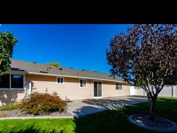 2nd image of 3146 Lupine St