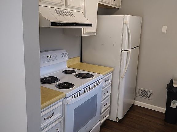 2nd image of 224 Oxford Pl #1