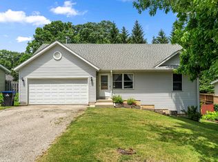 1820 W Oakleaf Dr, McHenry, IL 60051