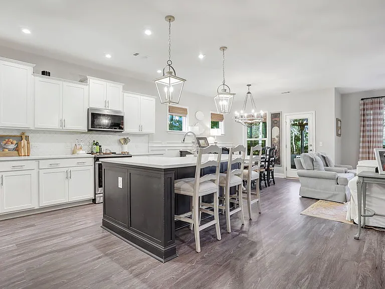 815 Waterways Pkwy S — Photo 8