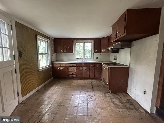 5th image of 1354 Oxford Valley Rd