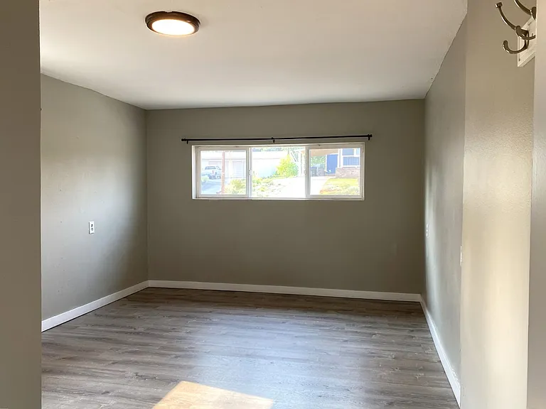 2207 E 10th St — Photo 9