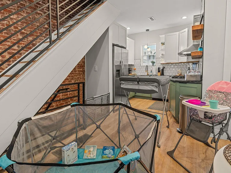 147 E Allen St — Photo 15