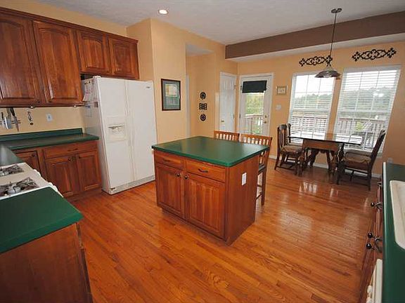 SPACIOUS KITCHEN