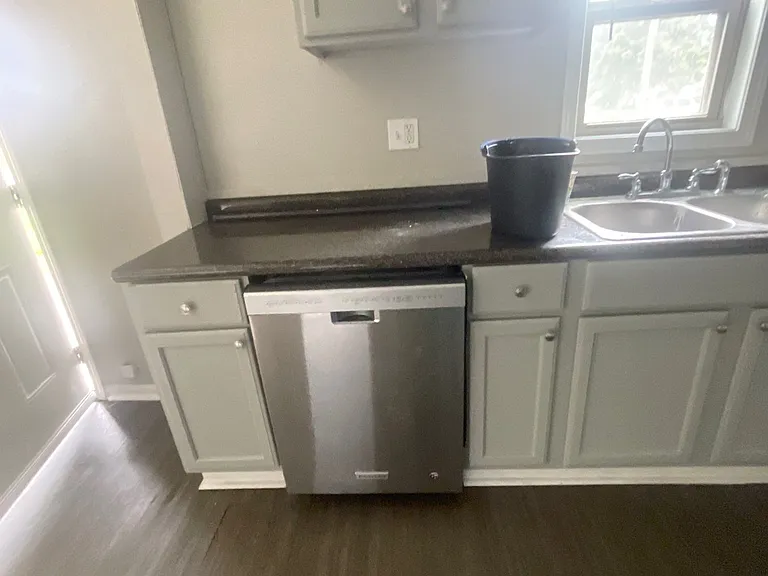 137 Sivley Ave — Photo 7