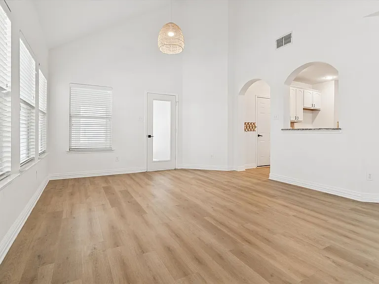 1116 Charleston Ln — Photo 9