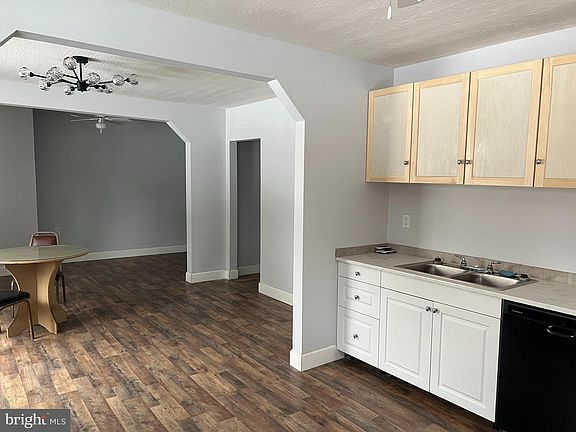 3rd image of 604 E Oak St
