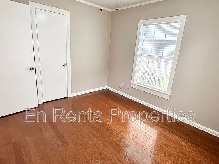 601 W Beach St — Photo 14