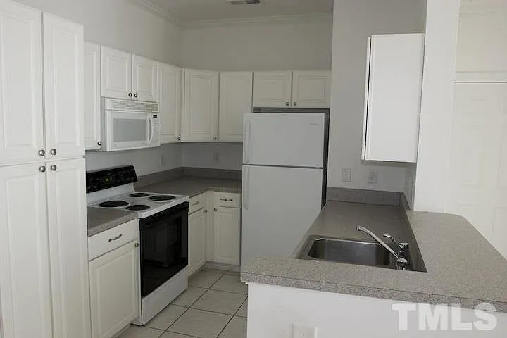 701 Copperline Dr #301 — Photo 4